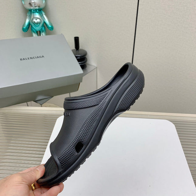 POOL CROCS IN BLACK RUBBER