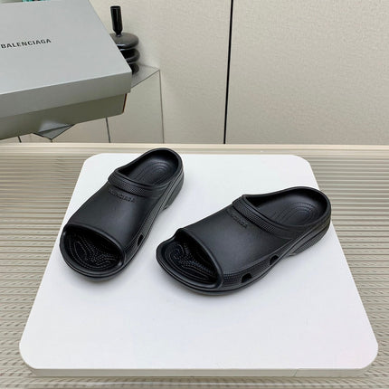 POOL CROCS IN BLACK RUBBER