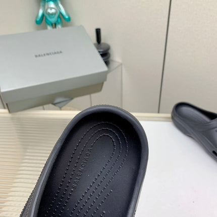 POOL CROCS IN BLACK RUBBER