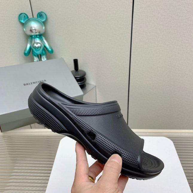 POOL CROCS IN BLACK RUBBER