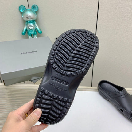 POOL CROCS IN BLACK RUBBER