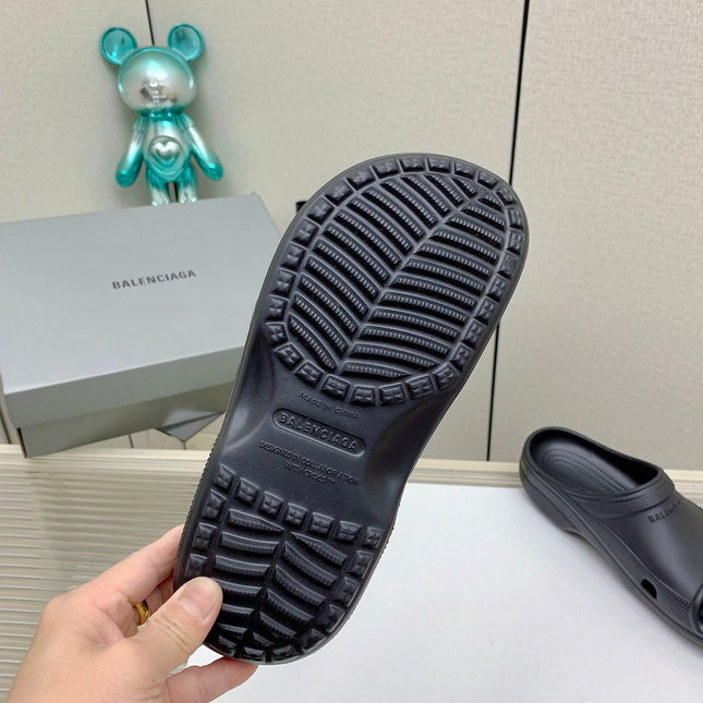 POOL CROCS IN BLACK RUBBER