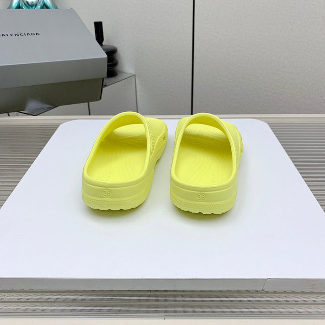 POOL CROCS IN MANZ YELLOW RUBBER