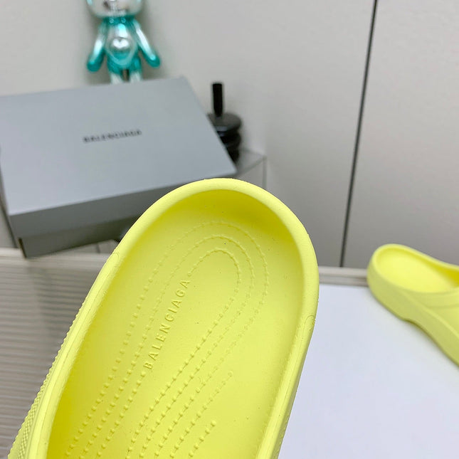 POOL CROCS IN MANZ YELLOW RUBBER