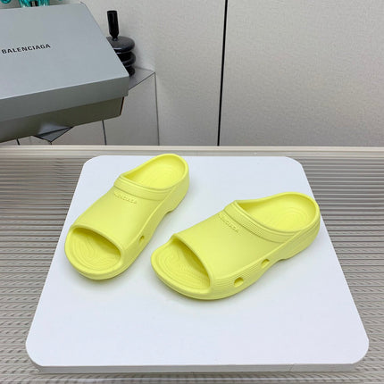 POOL CROCS IN MANZ YELLOW RUBBER