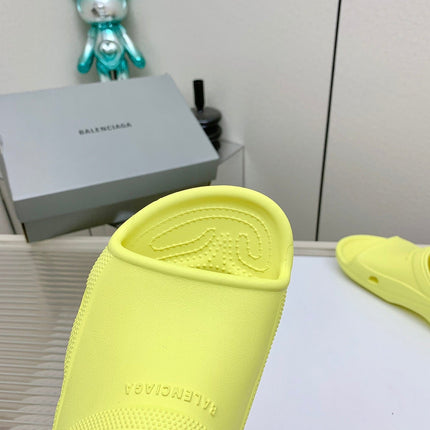 POOL CROCS IN MANZ YELLOW RUBBER