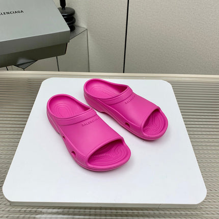 POOL CROCS IN HOT PINK RUBBER