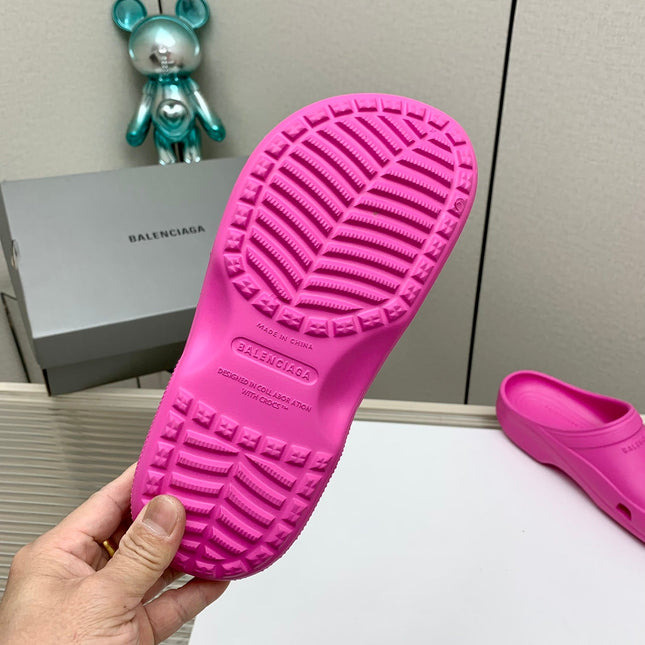 POOL CROCS IN HOT PINK RUBBER