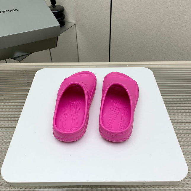 POOL CROCS IN HOT PINK RUBBER