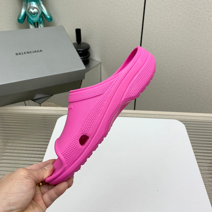 POOL CROCS IN HOT PINK RUBBER