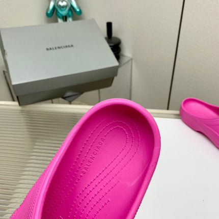 POOL CROCS IN HOT PINK RUBBER