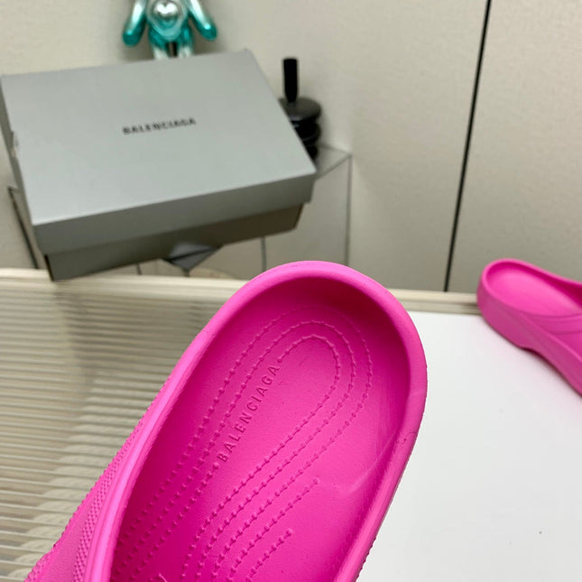 POOL CROCS IN HOT PINK RUBBER