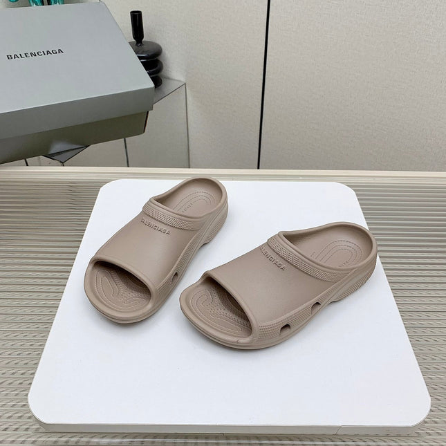 POOL CROCS IN HILLARY BROWN RUBBER