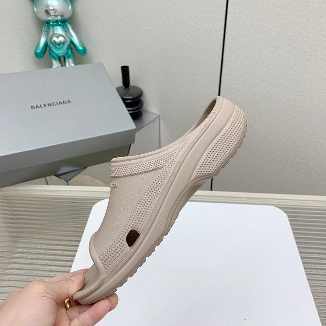 POOL CROCS IN HILLARY BROWN RUBBER