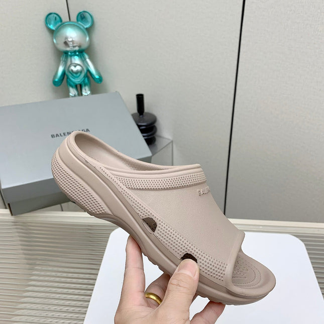 POOL CROCS IN HILLARY BROWN RUBBER