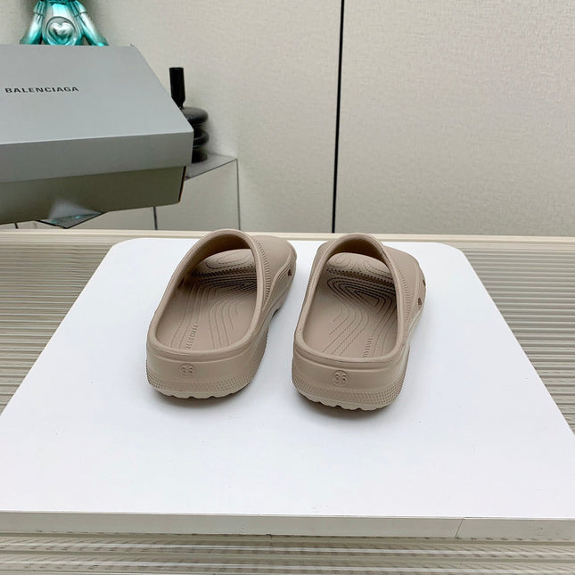 POOL CROCS IN HILLARY BROWN RUBBER