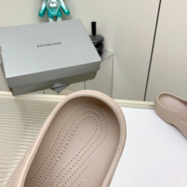 POOL CROCS IN HILLARY BROWN RUBBER