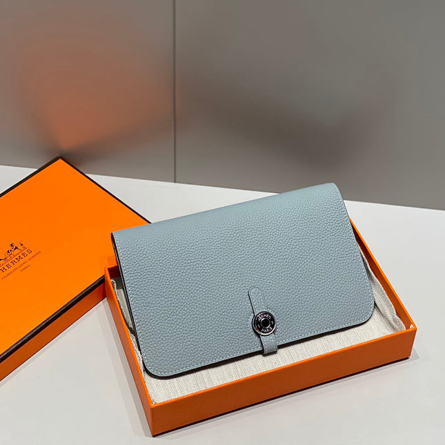 TOGO PASSPORT HOLDER 20 IN LIGHT BLUE CALFSKIN