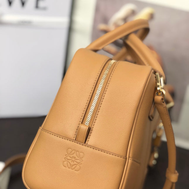 LOE AMAZONA 19 BAG IN WARM DESERT NAPPA CALFSKIN