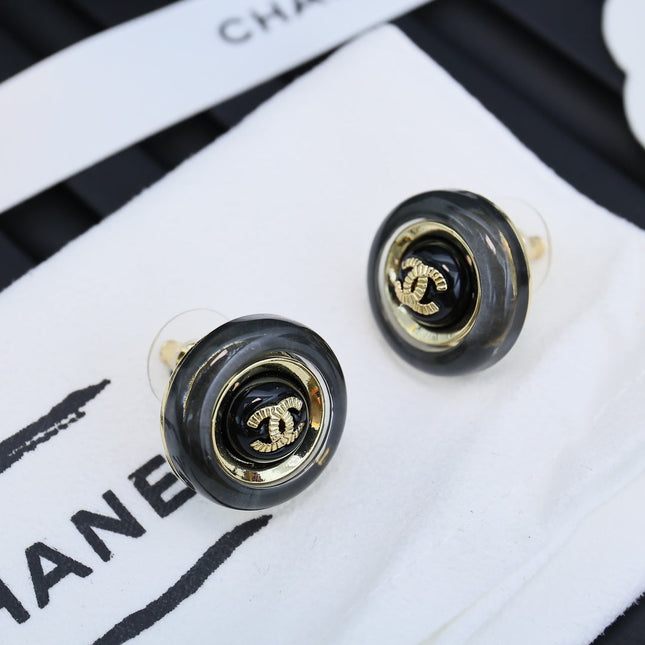 STUD EARRINGS IN GREY ACRYLIC AND BLACK CENTER WITH GOLD METAL DOUBLE C LOGO