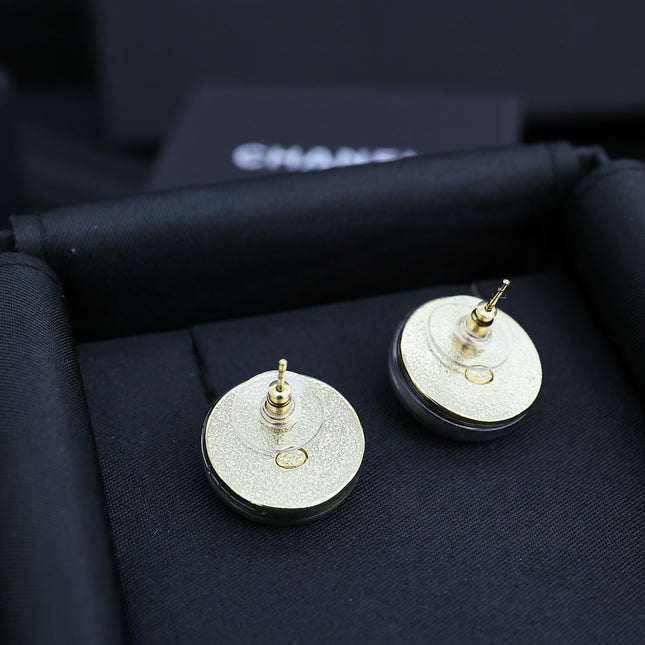 STUD EARRINGS IN GREY ACRYLIC AND BLACK CENTER WITH GOLD METAL DOUBLE C LOGO