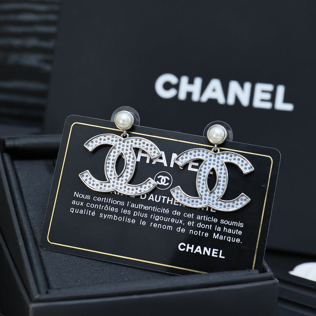 DOUBLE C EARRINGS IN SILVER METAL WITH BLACK SNOWFLAKE EMBOSSED ON WHITE ENAMEL