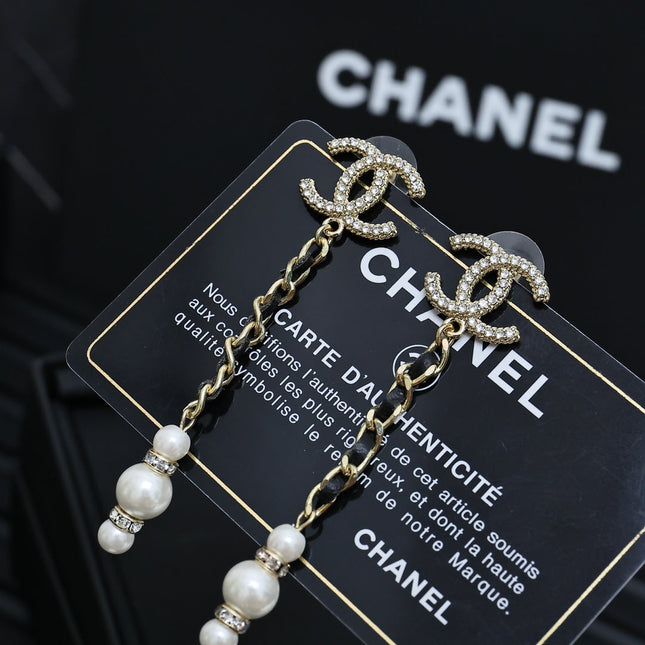 DOUBLE C CHAIN DETAIL EARRINGS IN GOLD METAL WITH LAMBSKIN TASSEL PEARL AND CRYSTAL LOGO