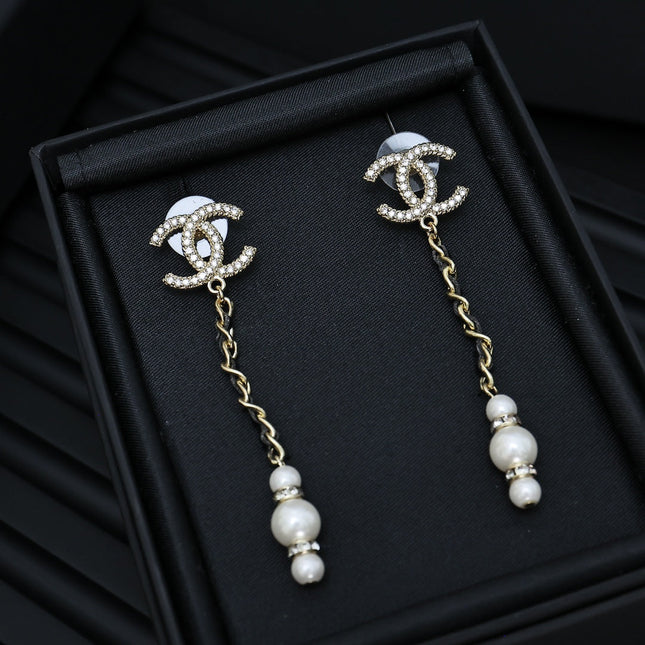 DOUBLE C CHAIN DETAIL EARRINGS IN GOLD METAL WITH LAMBSKIN TASSEL PEARL AND CRYSTAL LOGO