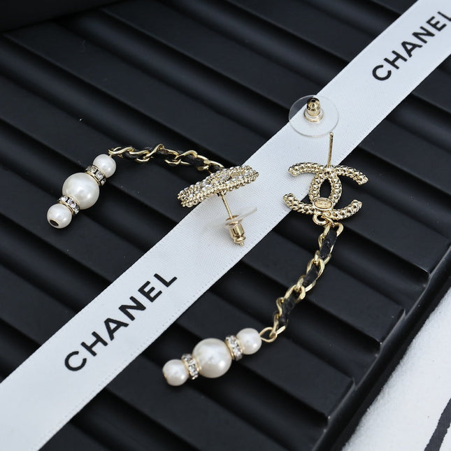 DOUBLE C CHAIN DETAIL EARRINGS IN GOLD METAL WITH LAMBSKIN TASSEL PEARL AND CRYSTAL LOGO