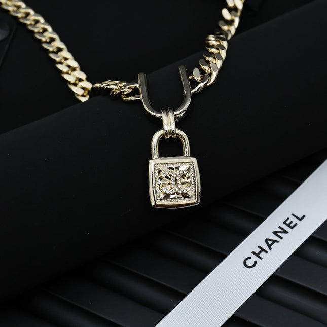 PADLOCK NECKLACE WITH DOUBLE C LOGO IN GOLD METAL