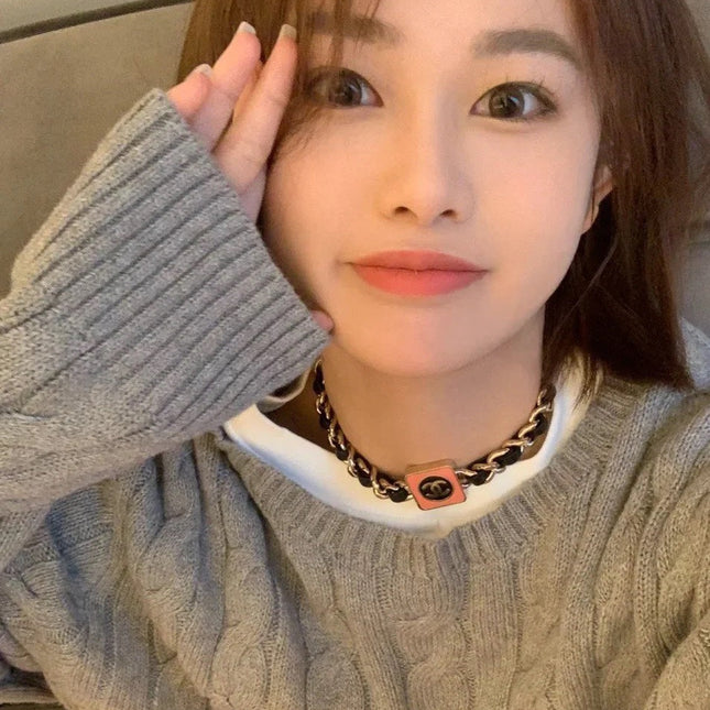 CHAIN CHOKER IN GOLD-PLATED METAL WITH  LEATHER THROUGH LINKS