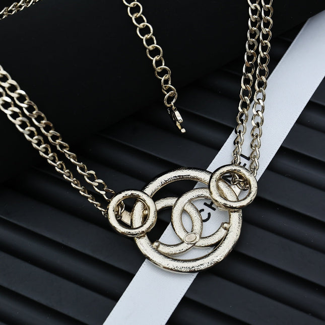 CHAIN CHOKER IN GOLD-PLATED METAL WITH ENAMEL COLORS AND ROUND LOGO PENDANT