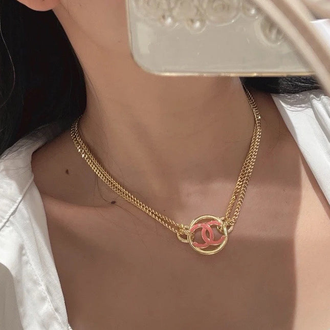 CHAIN CHOKER IN GOLD-PLATED METAL WITH ENAMEL COLORS AND ROUND LOGO PENDANT