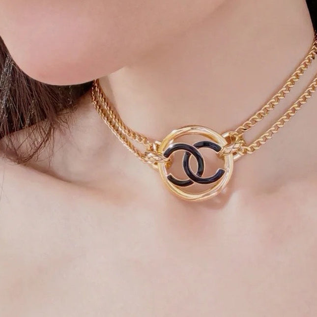 CHAIN CHOKER IN GOLD-PLATED METAL WITH ENAMEL COLORS AND ROUND LOGO PENDANT