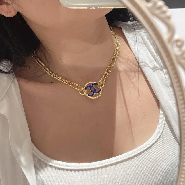 CHAIN CHOKER IN GOLD-PLATED METAL WITH ENAMEL COLORS AND ROUND LOGO PENDANT
