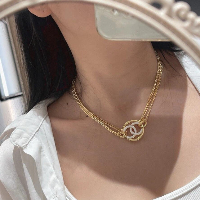 CHAIN CHOKER IN GOLD-PLATED METAL WITH ENAMEL COLORS AND ROUND LOGO PENDANT