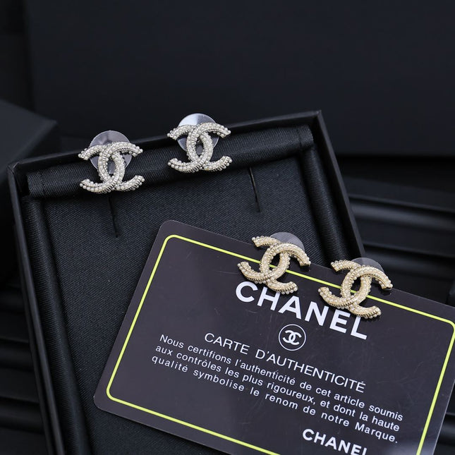 TWISTED ROPE STUD EARRINGS IN METAL WITH WHITE PEARLS