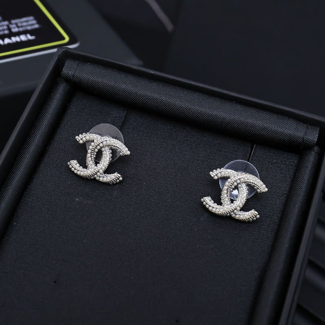 TWISTED ROPE STUD EARRINGS IN METAL WITH WHITE PEARLS