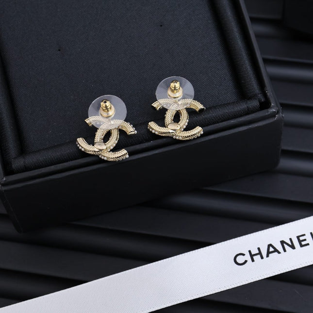 TWISTED ROPE STUD EARRINGS IN METAL WITH WHITE PEARLS