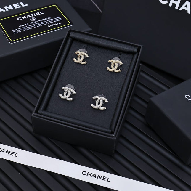 TWISTED ROPE STUD EARRINGS IN METAL WITH WHITE PEARLS