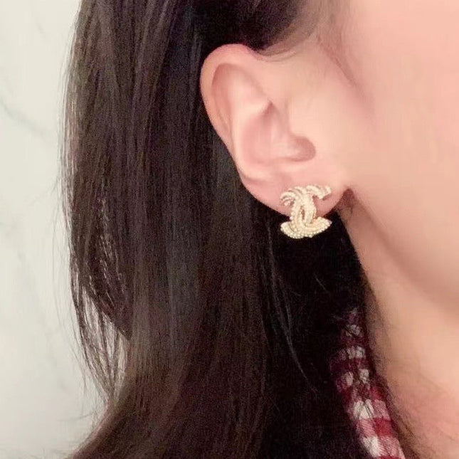 TWISTED ROPE STUD EARRINGS IN METAL WITH WHITE PEARLS