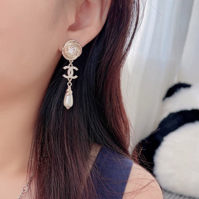 25S TWISTED RIBBED DOUBLE C IN GOLD METAL LONG PEARL PENDANT EARRINGS