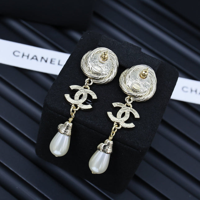 25S TWISTED RIBBED DOUBLE C IN GOLD METAL LONG PEARL PENDANT EARRINGS