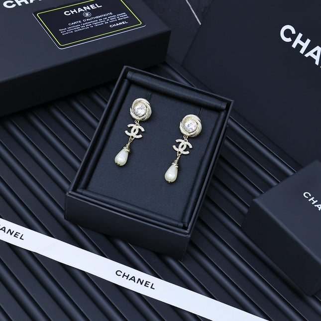 25S TWISTED RIBBED DOUBLE C IN GOLD METAL LONG PEARL PENDANT EARRINGS