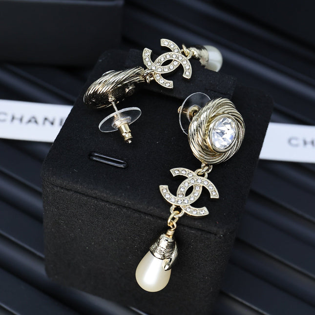 25S TWISTED RIBBED DOUBLE C IN GOLD METAL LONG PEARL PENDANT EARRINGS