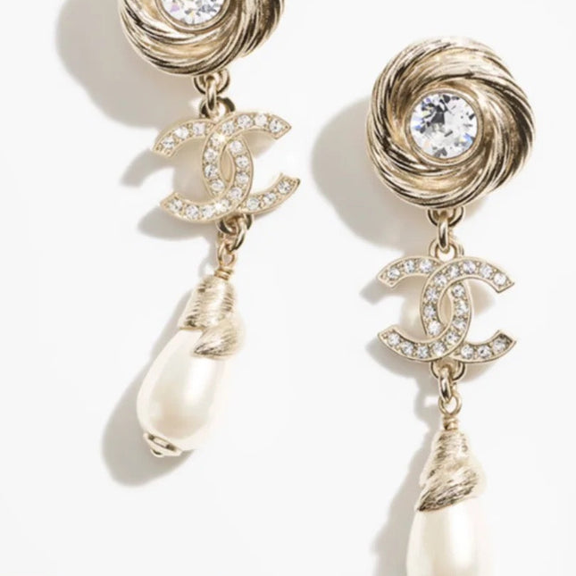 25S TWISTED RIBBED DOUBLE C IN GOLD METAL LONG PEARL PENDANT EARRINGS