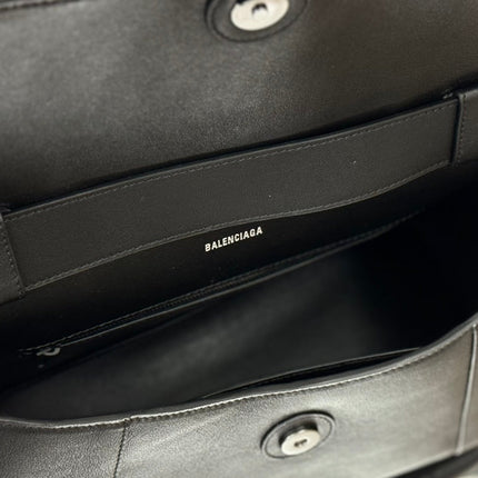 DOWNTOWN M CROSSBODY BAG 32 IN BLACK SOFT LAMBSKIN