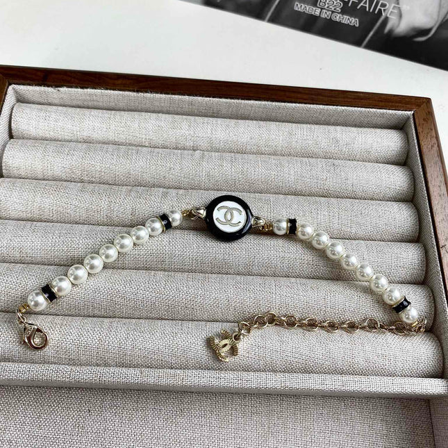 CLASSIC CC PEARL CHAIN NECKLACE WITH IMITATION PEARLS BLACK RESIN