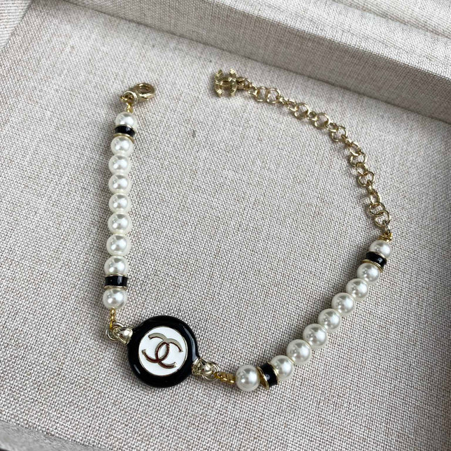 CLASSIC CC PEARL CHAIN NECKLACE WITH IMITATION PEARLS BLACK RESIN