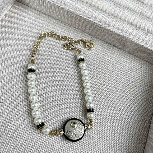CLASSIC CC PEARL CHAIN NECKLACE WITH IMITATION PEARLS BLACK RESIN